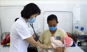 Giữ ấm cho trẻ đúng cách khi thời tiết lạnh đột ngột