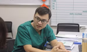 Chuyện của các y, bác sĩ ngày đêm 'chiến đấu' với nCoV