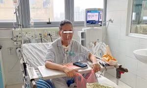 Mắc cúm, một người phụ nữ bị sốc nhiễm khuẩn, phổi trắng xóa