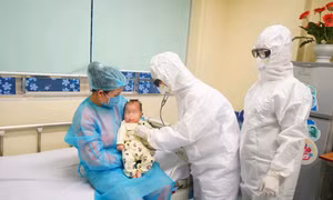 Ngành y quên mình chống dịch