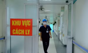 Người mắc COVID-19 hiện nay có cần phải điều trị cách ly không?