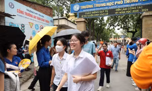 Thí sinh phấn khởi sau khi thi xong môn Ngữ văn