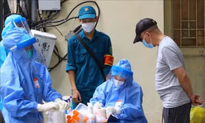 Lấy mẫu xét nghiệm sàng lọc ca nhiễm SARS-CoV-2 trong cộng đồng. Ảnh: TTXVN.