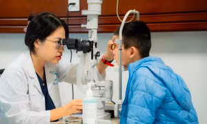 Trẻ cần được khám mắt định kỳ để sớm phát hiện cận thị