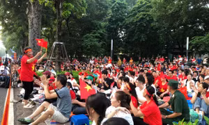 Người dân hát vang những ca khúc cách mạng dọc các tuyến đường đoàn diễu binh đi qua