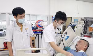 Người đàn ông nguy kịch, gục ngã tại bệnh viện sau cơn tức ngực nhẹ