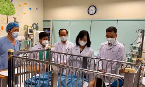 Tập trung điều trị, chăm sóc tốt nhất cho cháu bé bị công nông cán qua người tại Nam Định