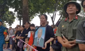 Người dân Thanh Trì, Hà Nội chờ đón linh cữu nguyên Tổng Bí thư Đỗ Mười