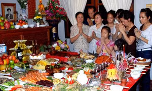 Tránh cho trẻ ăn kiểu ‘no dồn đói góp’ trong dịp Tết