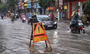 Mưa giông đầu giờ sáng gây ngập một số tuyến phố Hà Nội