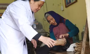 Nữ y tá dành trọn cuộc đời nâng đỡ bệnh nhân phong