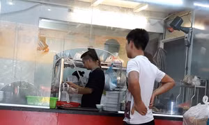 Sẽ bị xử phạt nếu người bán thức ăn chín không dùng găng tay 