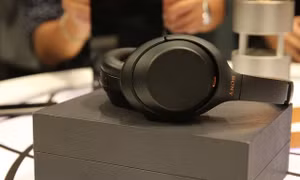 Sony tung mẫu tai nghe chống ồn WH-1000XM3 tại Việt Nam