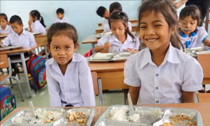 'Cơm có thịt' lần đầu đến với học sinh dân tộc thiểu số nghèo Tây Nguyên
