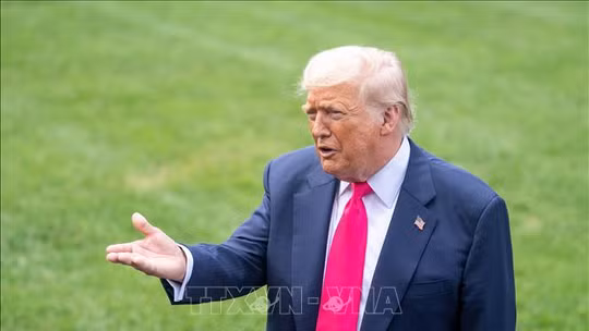 Tổng thống Mỹ Donald Trump trả lời phỏng vấn báo chí tại Nhà Trắng ngày 15/7/2025. Ảnh: THX/TTXVN