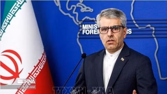 Người phát ngôn Bộ Ngoại giao Iran Esmail Baghaei phát biểu trong cuộc họp báo tại Tehran. Ảnh: IRNA/TTXVN.