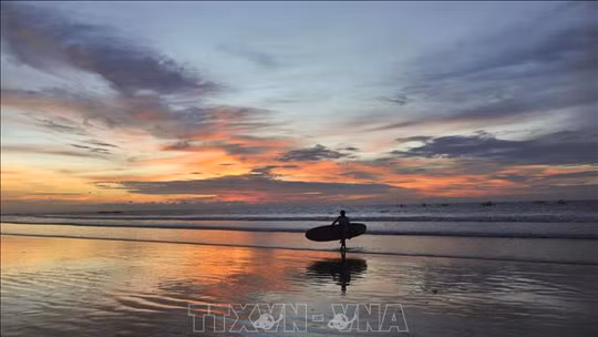 Cảnh hoàng hôn trên đảo Bali, Indonesia. Ảnh: THX/TTXVN