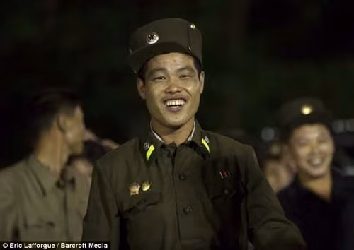 Nụ cười hiếm thấy của người lính Triều Tiên ảnh 9