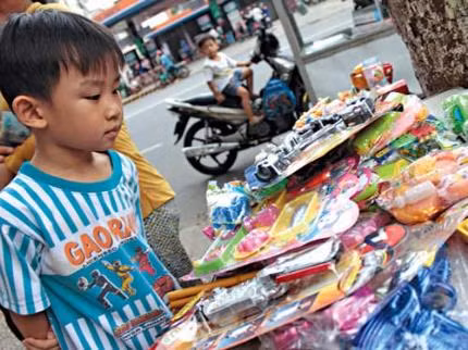Thu giữ hàng nghìn đồ chơi trẻ em nhập lậu tại Hà Nội ảnh 1