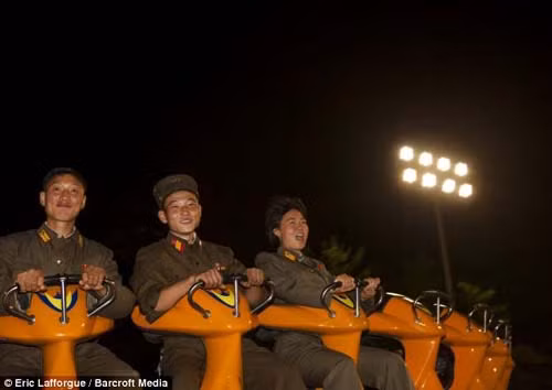 Nụ cười hiếm thấy của người lính Triều Tiên ảnh 7