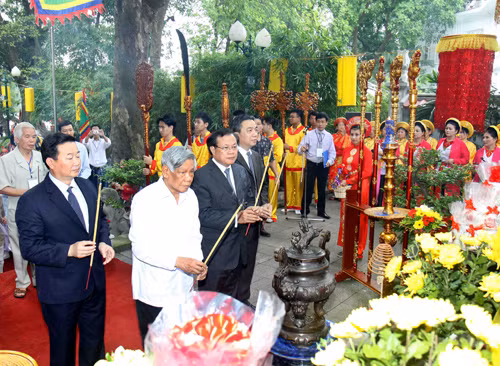 Chùm ảnh tưng bừng kỷ niệm 585 năm Vua Lê đăng quang ảnh 1