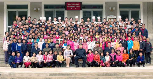 Trẻ em Triều Tiên đẫm lệ đón lãnh đạo Kim Jong-un ảnh 6