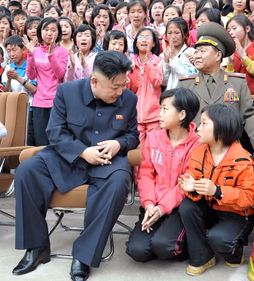 Trẻ em Triều Tiên đẫm lệ đón lãnh đạo Kim Jong-un ảnh 4