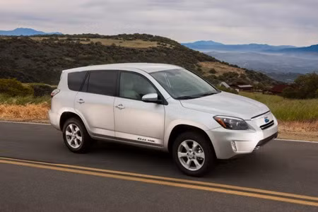 Toyota giới thiệu mẫu xe SUV chạy bằng điện ảnh 1