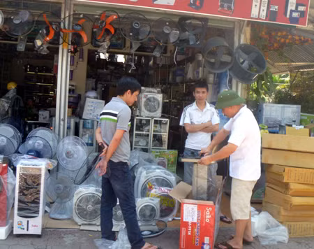 Hàng điện lạnh “sốt” theo nắng nóng ảnh 1