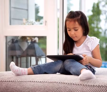 Tranh cãi quanh chuyện dùng iPad làm "người trông trẻ" ảnh 1