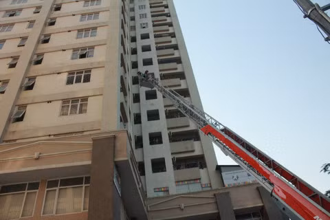 Hoảng loạn vì cháy làng sinh viên ảnh 1