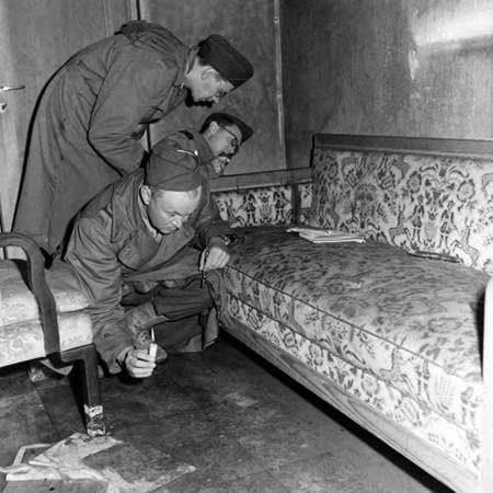 Những bức ảnh chưa công bố về boongker nơi Hitler tự sát ảnh 3