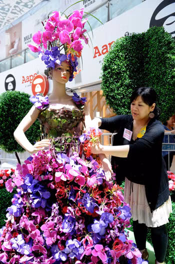 Thời trang làm từ hoa, lá cỏ cây ảnh 3
