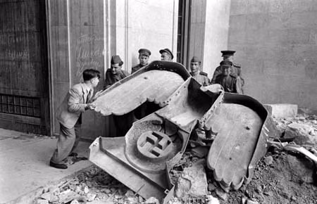 Những bức ảnh chưa công bố về boongker nơi Hitler tự sát ảnh 8