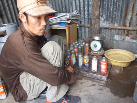 Lại bắt quả tang 2 cơ sở chiết gas lậu ảnh 1