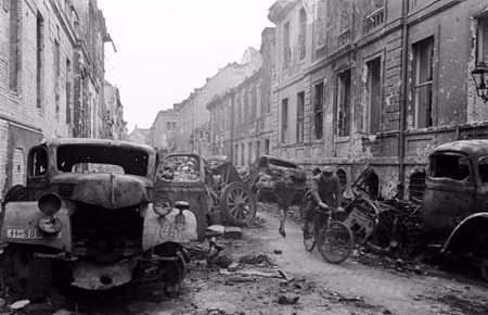 Những bức ảnh chưa công bố về boongker nơi Hitler tự sát ảnh 1