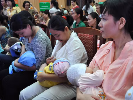 Tỷ lệ phụ nữ nuôi con bằng sữa mẹ ở Đông Á đang giảm mạnh ảnh 1
