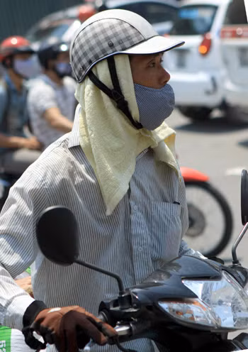 Người Hà Nội 'vật vã' trong đợt nóng đầu mùa ảnh 2