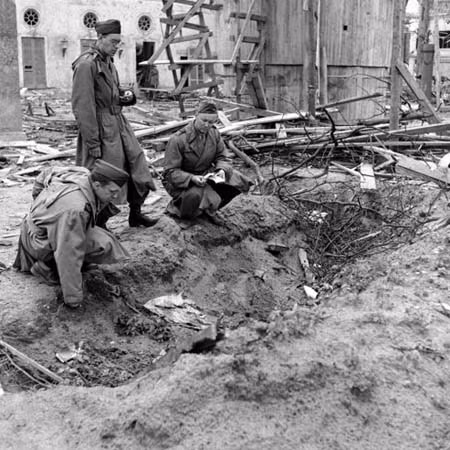 Những bức ảnh chưa công bố về boongker nơi Hitler tự sát ảnh 5