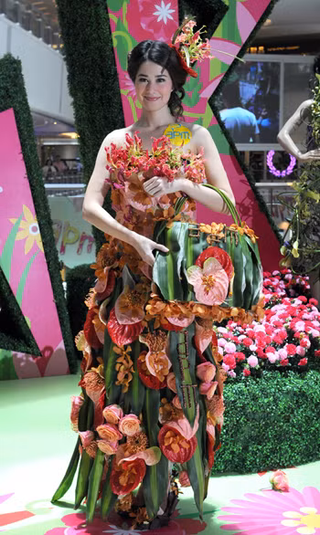 Thời trang làm từ hoa, lá cỏ cây ảnh 1