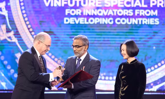 Nhà khoa học đứng sau công nghệ lọc nước giá rẻ: 'Tôi thực sự ngưỡng mộ tầm nhìn của VinFuture'