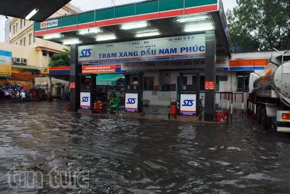 TP.HCM ngập sâu trong cơn mưa lớn kéo dài ảnh 9