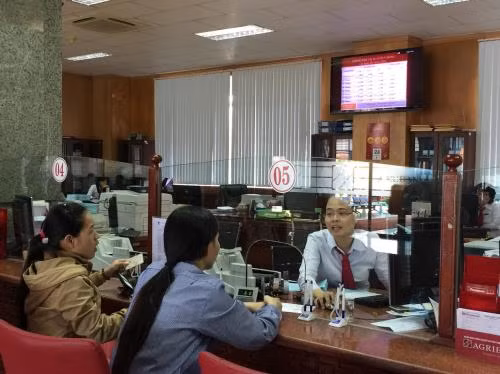 Ngân hàng “bất ngờ” giảm lãi suất ảnh 1