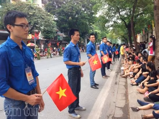 Người dân chờ đợi từ sáng sớm dọc hai bên đường Nguyễn Thái Học. Ảnh: Lê Phú