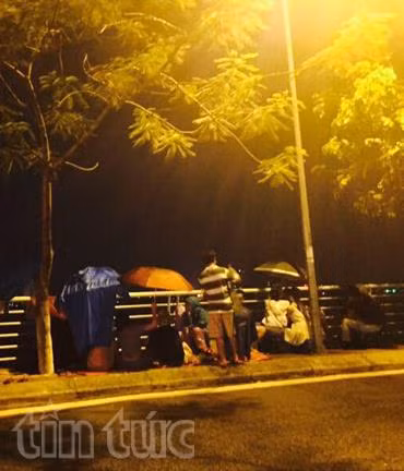 Người Hà Nội đội mưa xem bắn pháo hoa ảnh 4