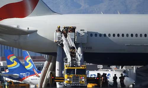 Máy bay ngùn ngụt cháy trên đường băng Las Vegas ảnh 2