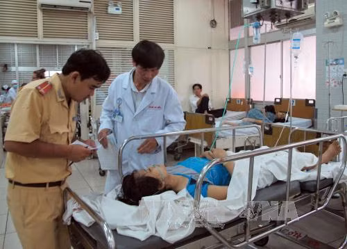 Cháu bé bị tông trên cầu vượt đã tử vong ảnh 1