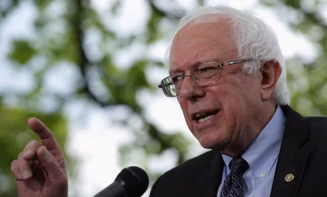 Thượng nghị sĩ Bernie Sanders dẫn trước bà Hillary Clinton ảnh 1