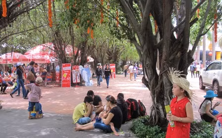 Người dân TP.HCM đổ về các khu vui chơi, giải trí ảnh 7