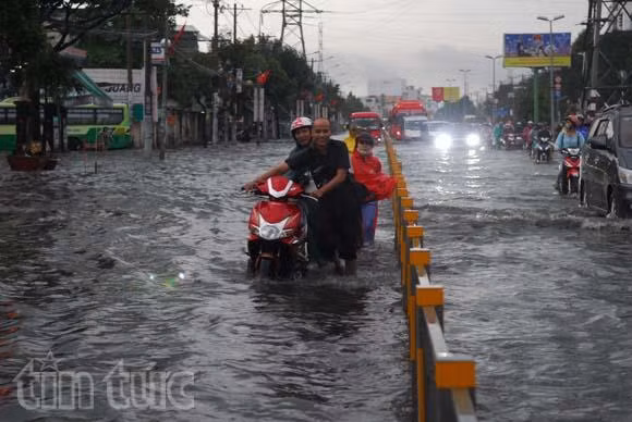 TP.HCM ngập sâu trong cơn mưa lớn kéo dài ảnh 11